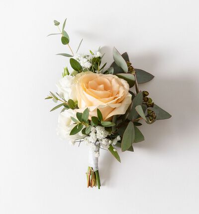 Knapphullsblomst med fersken rose og grønt Knapphullsblomst med fersken rose og grønt